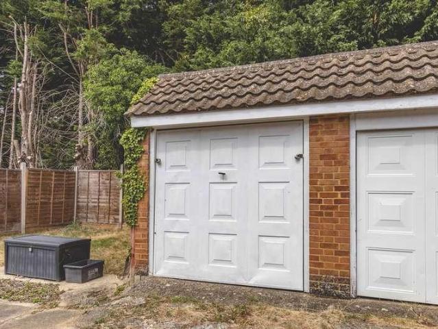 Flat for sale in Slough, Stoke Poges