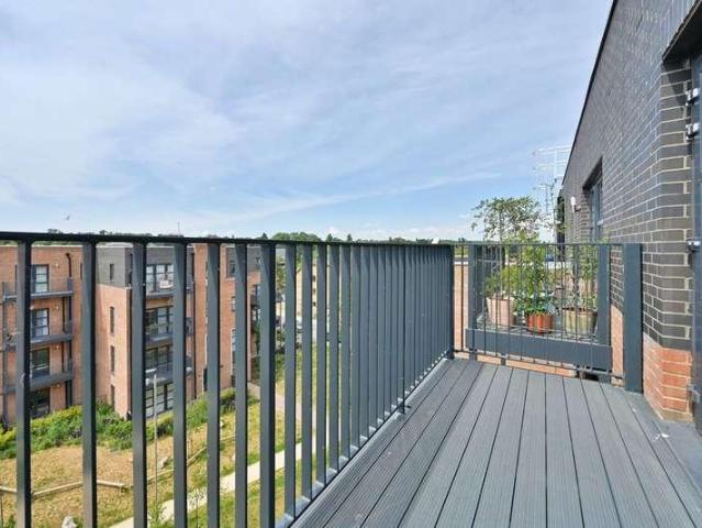 Flat for sale in Watford, Kingswood