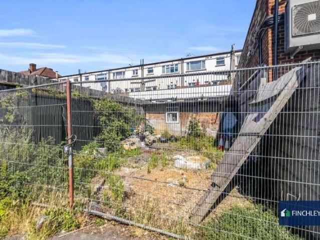 Flat for sale in Cockfosters, Greater London
