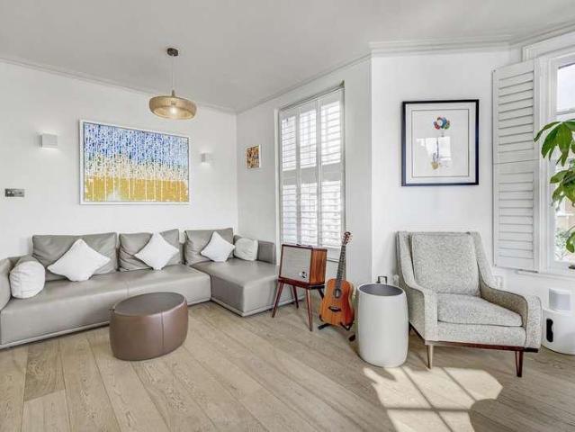 Flat for sale in Battersea, Greater London