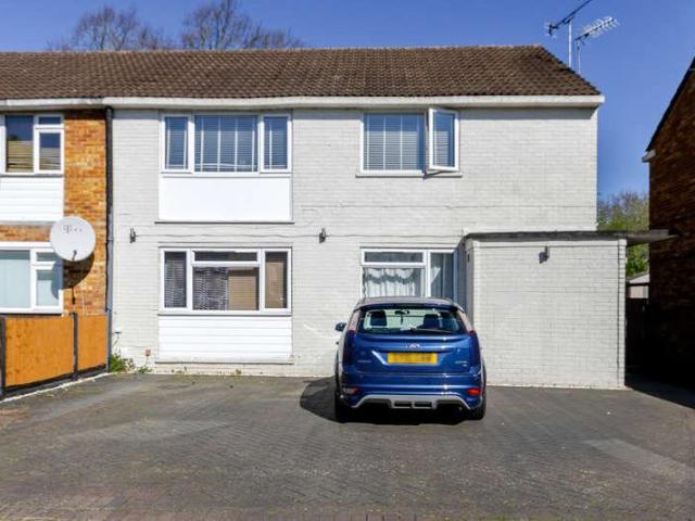 Flat for sale in North Watford, Hertfordshire