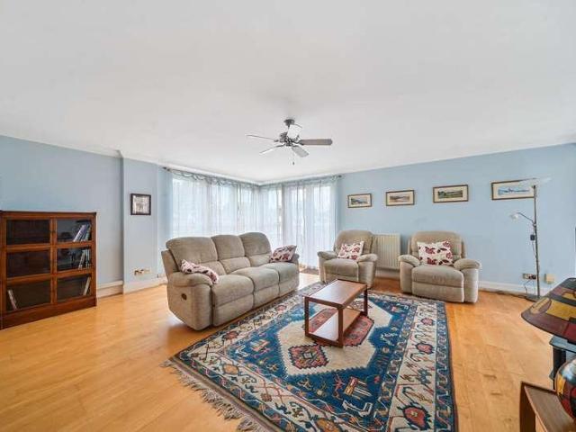 Flat for sale in Strawberry Hill, Greater London