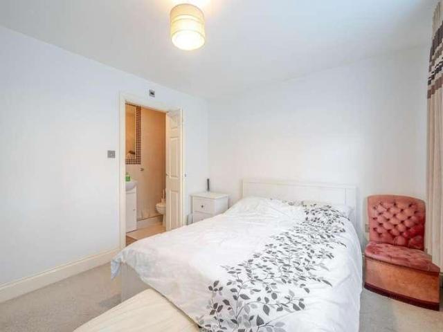 Flat for sale in Little Stanmore, Greater London