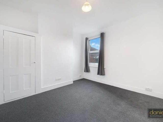Flat for sale in Harlesden, Greater London