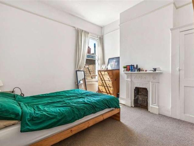 Flat for sale in Furzedown, Greater London