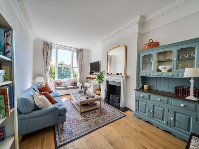Flat for sale in Archway, Greater London