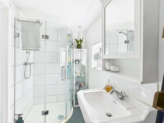 Flat for sale in Streatham Hill, Greater London