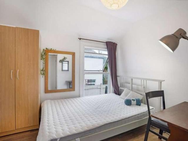 Flat for sale in London Borough of Lewisham, Brockley