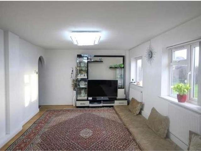 Flat for sale in London Borough of Ealing, Greater London