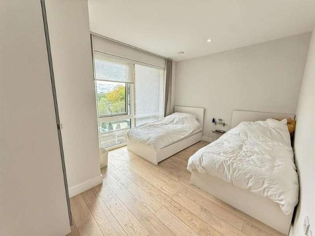 Flat for sale in London Borough of Hounslow, Strand