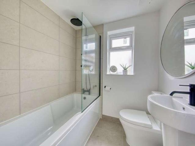 Flat for sale in Clapham Junction, Greater London