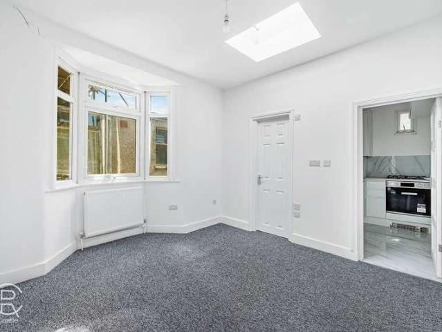 Flat for sale in London Borough of Ealing, Hanwell