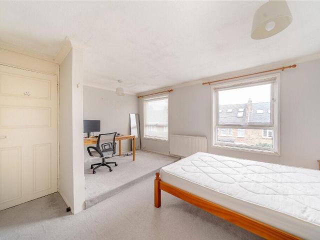 Flat for sale in London Borough of Wandsworth, Greater London
