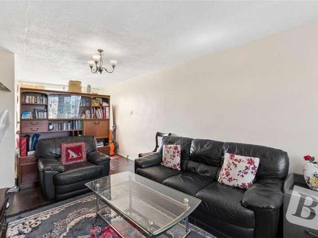 Flat for sale in London Borough of Barking and Dagenham, Greater London