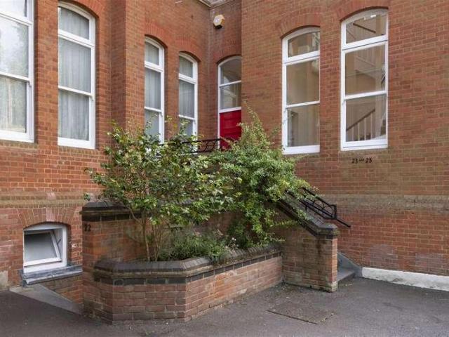 Flat for sale in London Borough of Merton, Raynes Park