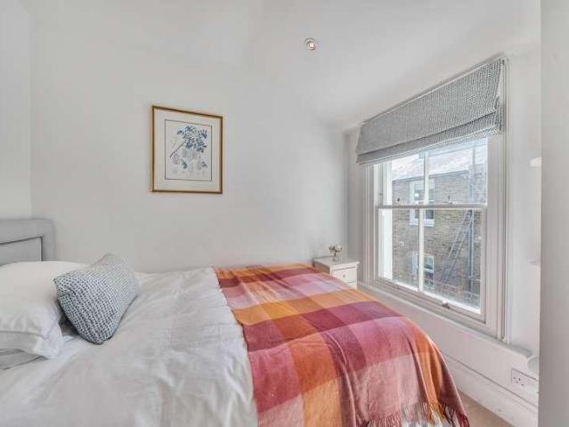 Flat for sale in Streatham, Greater London