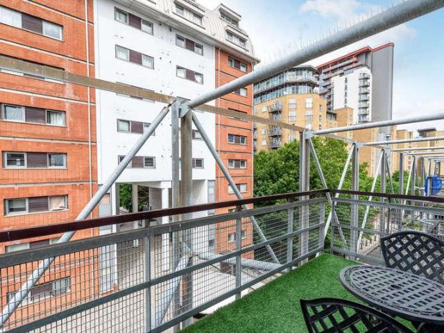 Flat for sale in Canary Wharf, Millwall