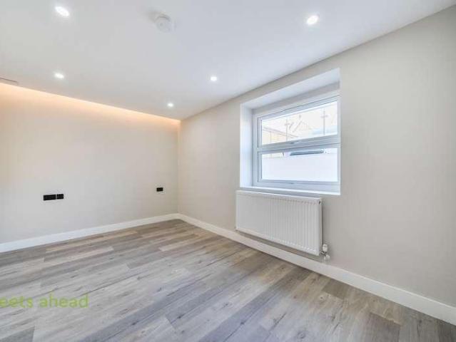 Flat for sale in London Borough of Croydon, Greater London