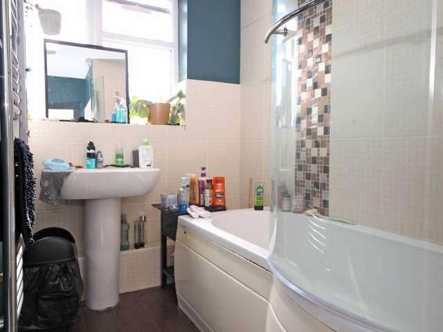 Flat for sale in Bangor, Wales
