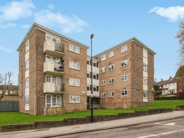 Flat for sale in London Borough of Croydon, Selsdon