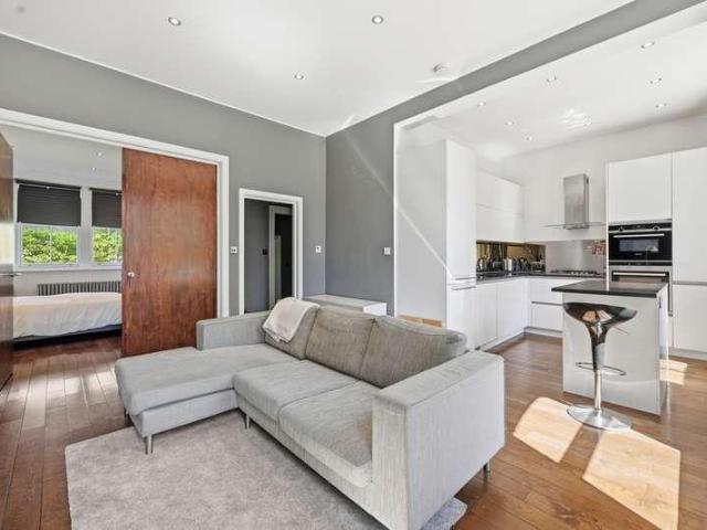 Flat for sale in Queen's Park, Greater London