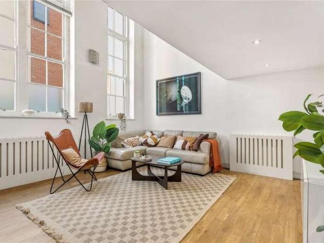 Flat for sale in London Borough of Wandsworth, Greater London