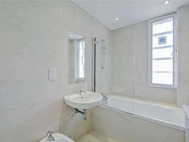 Flat for sale in Paddington, Greater London