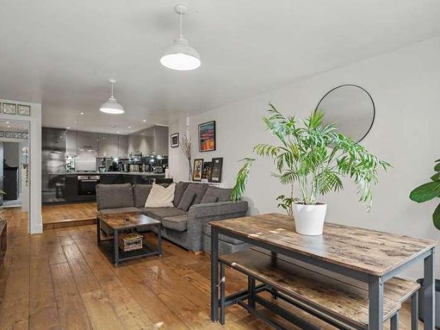 Flat for sale in Brownswood Park, Stoke Newington