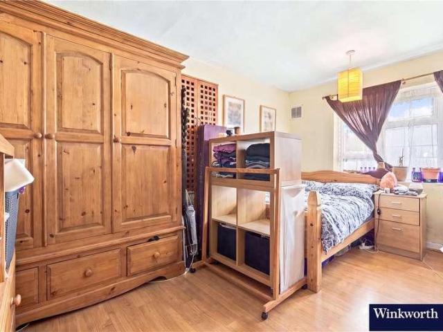 Flat for sale in Brownswood Park, Greater London