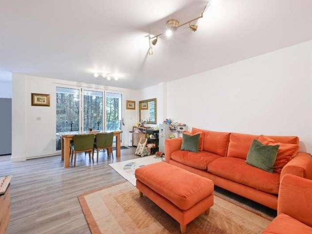 Flat for sale in Epsom, Surrey