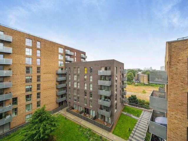 Flat for sale in London Borough of Lewisham, New Cross