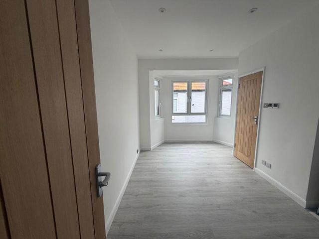 Flat for sale in Bush Hill Park, Greater London