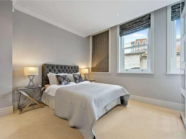 Flat for sale in St Clement Danes, Greater London