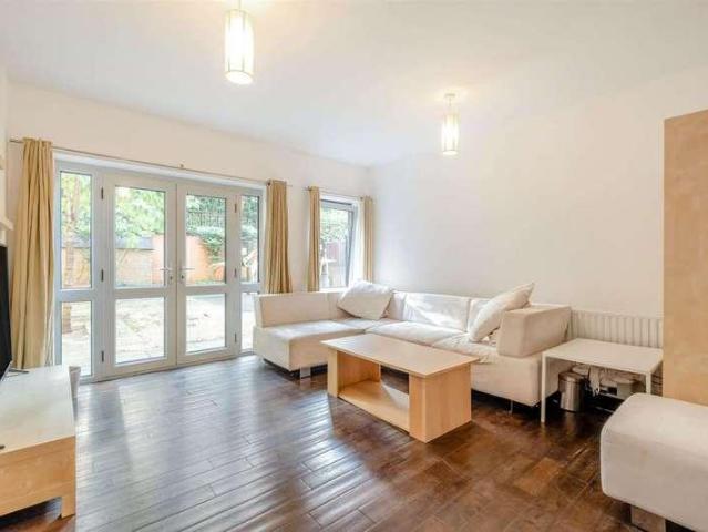 Flat for sale in Canary Wharf, Millwall