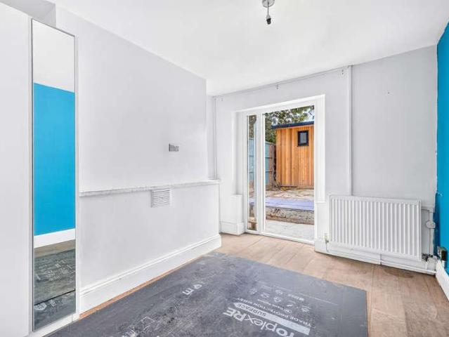 Flat for sale in Hornsey, Greater London