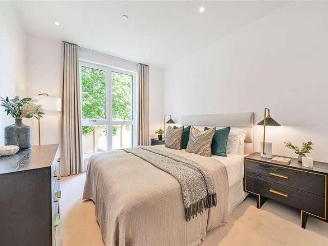 Flat for sale in Hampton Wick, Greater London