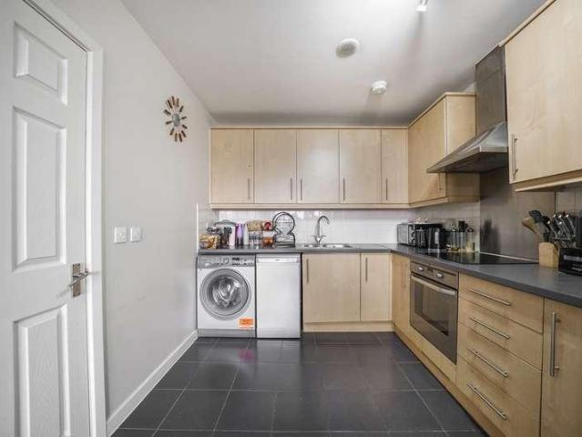 Flat for sale in London Borough of Croydon, Waddon
