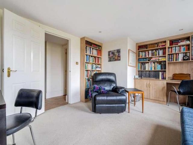 Flat for sale in Friern Barnet, Greater London