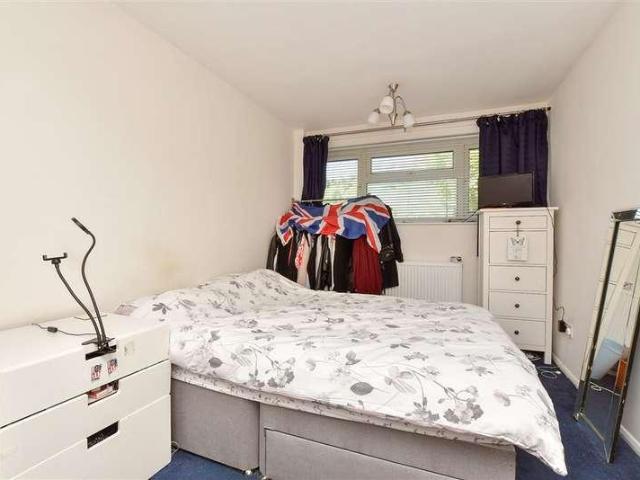 Flat for sale in Hillview, Surrey