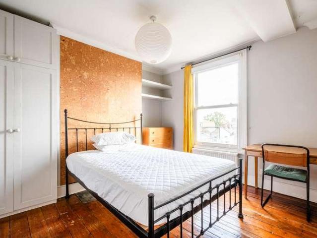 Flat for sale in Homerton, Lower Clapton