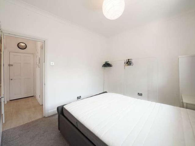Flat for sale in North Kensington, Greater London