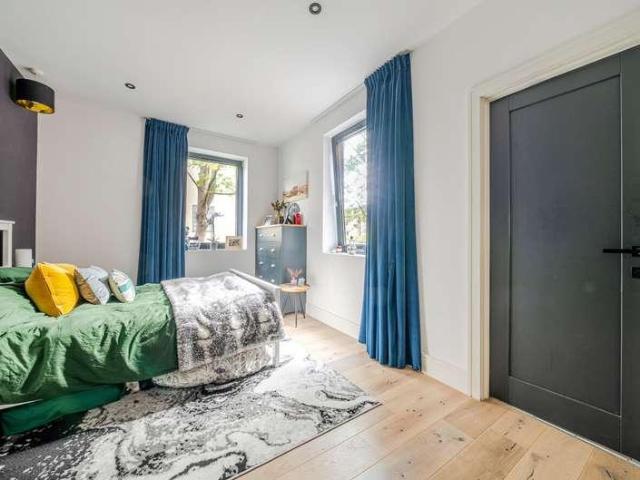 Flat for sale in E7, London