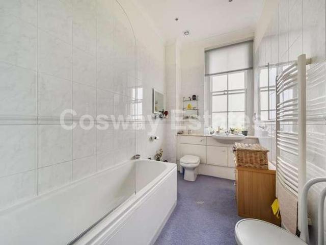 Flat for sale in Mill Hill, Greater London