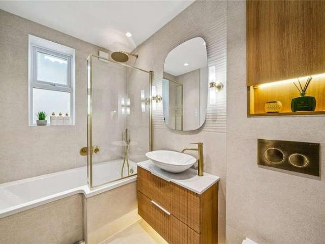 Flat for sale in Balham, Greater London