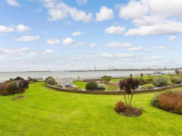 Flat for sale in Clarendon, Ash