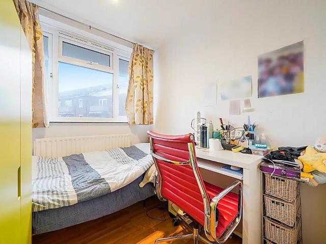 Flat for sale in Old Malden, Greater London
