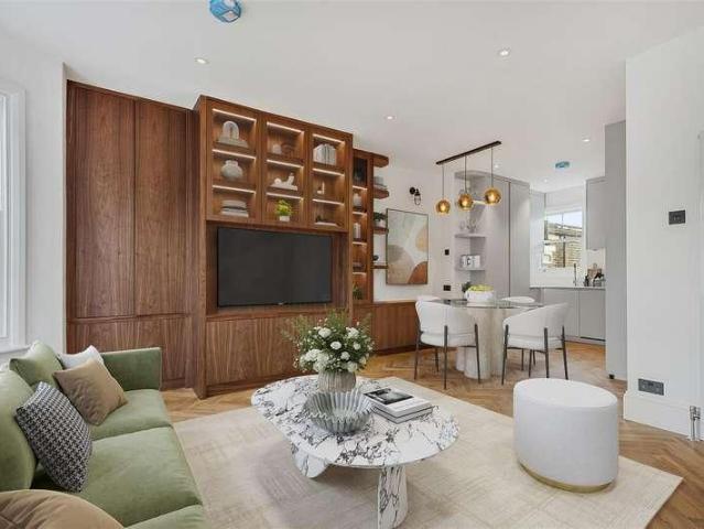 Flat for sale in London Borough of Ealing, Greater London