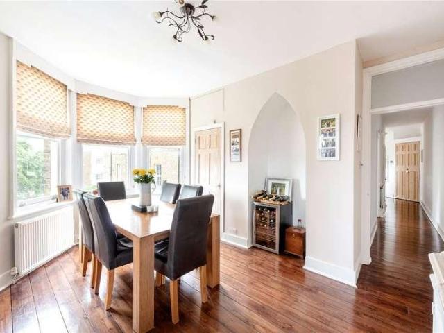 Flat for sale in Balham, Greater London