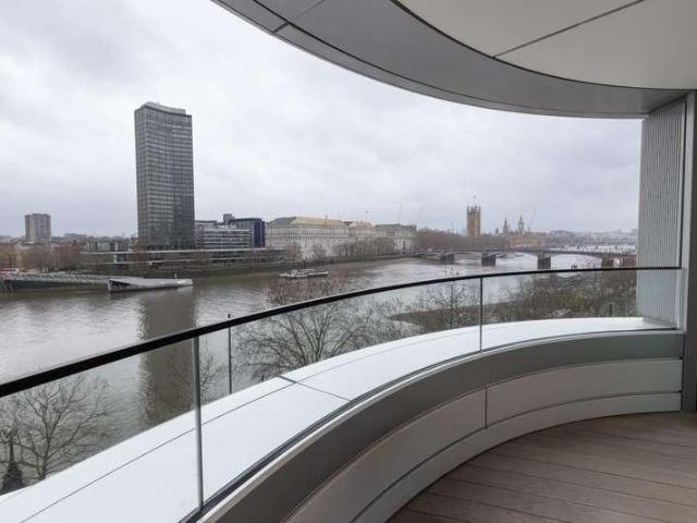 Flat for sale in Vauxhall, Greater London