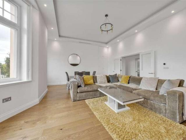 Flat for sale in St. John's Wood, Greater London